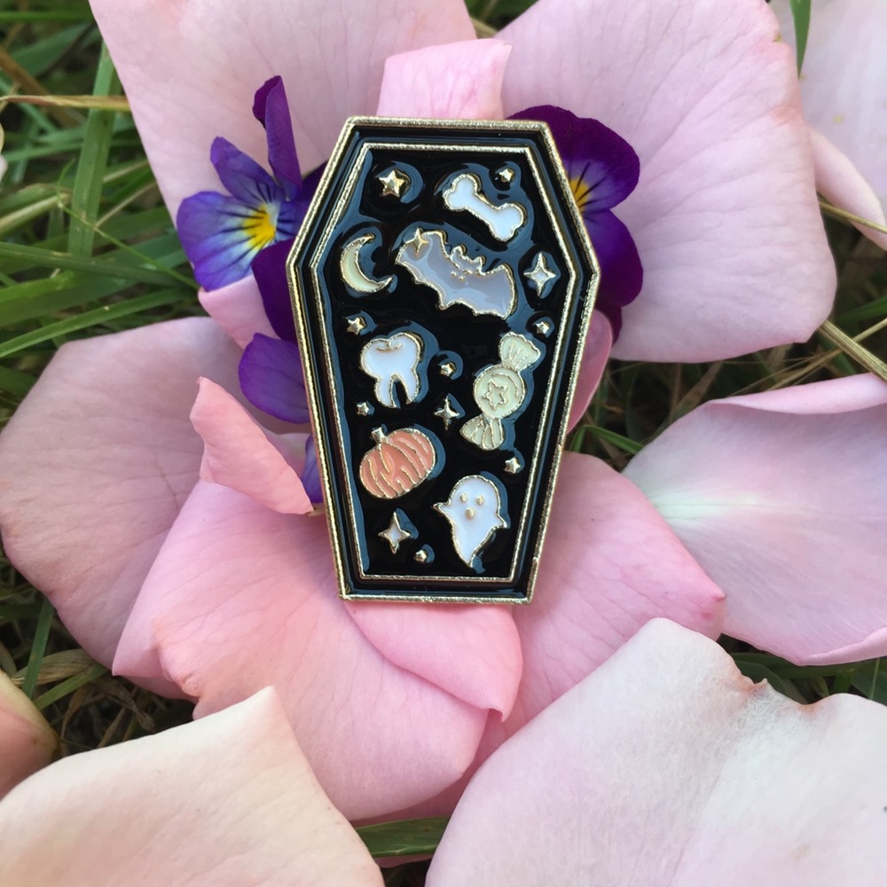 🦇 New Gifty Kawaii Halloween Coffin Lapel Pin